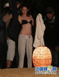 女明星被吸奶图片,温馨育儿瞬间引发网友热议