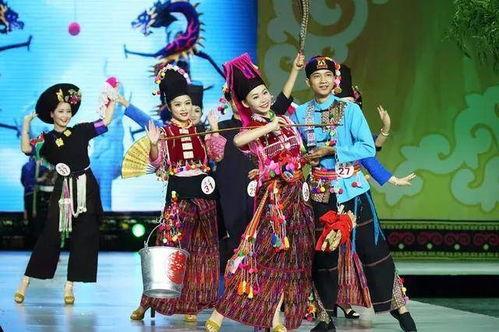 民族装户外唱歌女网红,魅力女网红引燃民族风情