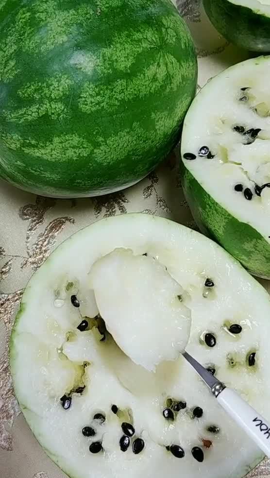 围着炉子吃籽瓜图片,共享温馨时光