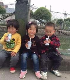 龙凤胞胎兄妹机场吃瓜,萌态十足引网友热议